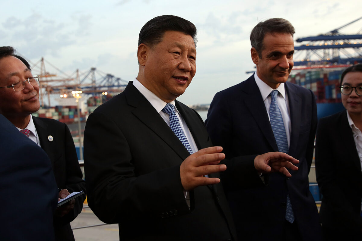 Nhà lãnh đạo Trung Quốc Tập Cận Bình (trái) và Thủ tướng Hy Lạp Kyriakos Mitsotakis đến thăm nhà ga hàng hóa của công ty Trung Quốc Cosco ở Cảng Piraeus, Hy Lạp, vào ngày 11/11/2019. (Ảnh: Orestis Panagiotou/AFP qua Getty Images)