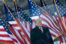 Tổng thống đương thời Donald Trump nói chuyện với những người ủng hộ từ bãi cỏ Ellipse gần Tòa Bạch Ốc ở Hoa Thịnh Đốn vào ngày 06/01/2021. (Ảnh: Brendan Smialowski/AFP qua Getty Images)