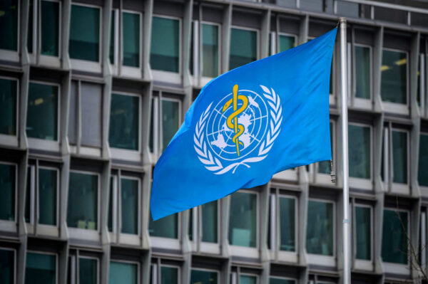 Cờ của Tổ chức Y tế Thế giới (WHO) tại trụ sở chính của tổ chức này ở Geneva, vào ngày 05/03/2021. (Ảnh: Fabrice Coffrini/AFP qua Getty Images)