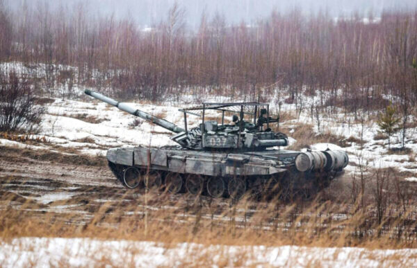 Một chiếc xe tăng di chuyển trên cánh đồng trong một cuộc tập trận chung của lực lượng vũ trang Nga và Belarus gần Minsk, Belarus, vào ngày 17/02/2022. (Ảnh: Maxim Guchek/BelTA/AFP qua Getty Images)
