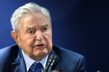 Ông George Soros trả lời các câu hỏi sau khi có một bài diễn văn bên lề cuộc họp thường niên của Diễn đàn Kinh tế Thế giới (WEF) tại Davos, Thụy Sĩ, vào ngày 24/05/2022. (Ảnh: Fabrice Coffrini/AFP qua Getty Images)