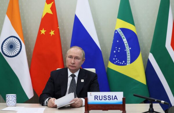Tổng thống Nga Vladimir Putin tham gia hội nghị thượng đỉnh BRICS lần thứ XIV theo hình thức trực tuyến thông qua cuộc gọi video, tại Moscow, vào ngày 23/06/2022. (Ảnh: Mikhail Metzel/Sputnik/AFP/Getty Images)