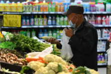 Một khách hàng mua rau tại một siêu thị ở Phụ Dương, phía đông tỉnh An Huy của Trung Quốc, hôm 14/10/2022. (Ảnh: STR/AFP/Getty Images)