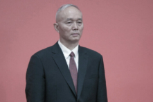 Ông Thái Kỳ, Bí thư Thành ủy Bắc Kinh, đứng lên khi được giới thiệu là Ủy viên Ban Thường vụ Bộ Chính trị Đảng Cộng sản Trung Quốc, tại Đại lễ đường Nhân dân ở Bắc Kinh vào ngày 23/10/2022. (Ảnh: Wang Zhao/AFP qua Getty Images)