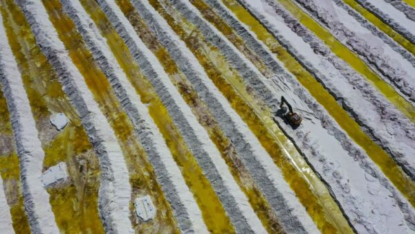 Hình ảnh nhìn từ trên không của các hồ nước muối và khu vực xử lý mỏ lithium của công ty Chile SQM (Sociedad Quimica Minera) ở Sa mạc Atacama, Calama, Chile, hôm 12/09/2022. – Ánh sáng lấp lánh màu ngọc lam của các hồ lộ thiên hòa cùng màu trắng chói lọi của một sa mạc muối dường như vô tận nơi mà hy vọng và vỡ mộng xung đột nhau trong “tam giác lithium” của Mỹ Latinh. Một thành phần quan trọng của pin được sử dụng trong xe hơi điện, nhu cầu đã bùng nổ đối với “vàng trắng” được tìm thấy ở Argentina, Bolivia, và Chile với số lượng lớn hơn bất kỳ nơi nào khác trên thế giới. (Ảnh của Martin Bernetti/AFP/Getty Images)