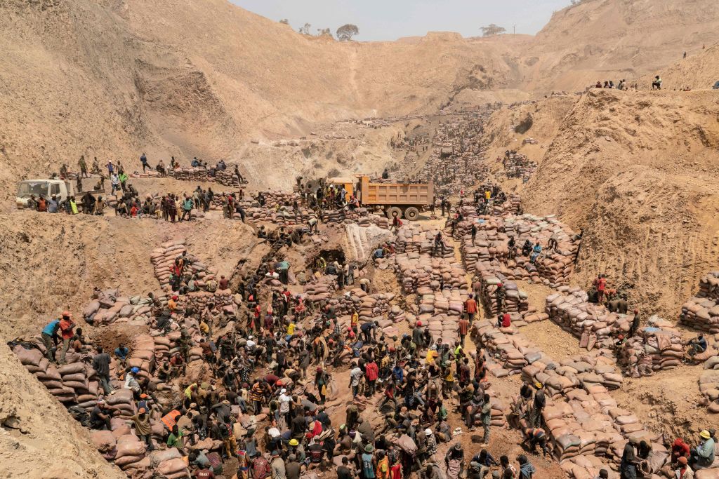 Những người thợ khai thác thủ công làm việc tại mỏ khai thác thủ công Shabara gần Kolwezi, Cộng hòa Dân chủ Congo, hôm 12/10/2022. (Ảnh: Junior Kannah/AFP qua Getty Images)