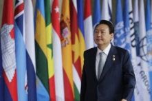 Tổng thống Nam Hàn Yoon Suk-yeol đến dự hội nghị thượng đỉnh các nhà lãnh đạo G-20 ở Nusa Dua, trên đảo nghỉ dưỡng Bali của Indonesia hôm 15/11/2022. (Ảnh: Mast Irham/POOL/AFP qua Getty Images)