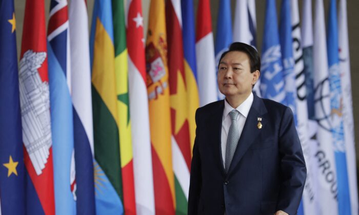 Tổng thống Nam Hàn Yoon Suk-yeol đến dự hội nghị thượng đỉnh các nhà lãnh đạo G-20 ở Nusa Dua, trên đảo nghỉ dưỡng Bali của Indonesia hôm 15/11/2022. (Ảnh: Mast Irham/POOL/AFP qua Getty Images)