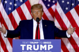 Cựu Tổng thống Donald Trump tuyên bố ông sẽ tranh cử tổng thống trong cuộc bầu cử tổng thống Hoa Kỳ năm 2024 trong buổi thông báo tại dinh thự Mar-a-Lago của ông ở Palm Beach, Florida, hôm 15/11/2022. (Ảnh: Alon Skuy/AFP qua Getty Images)