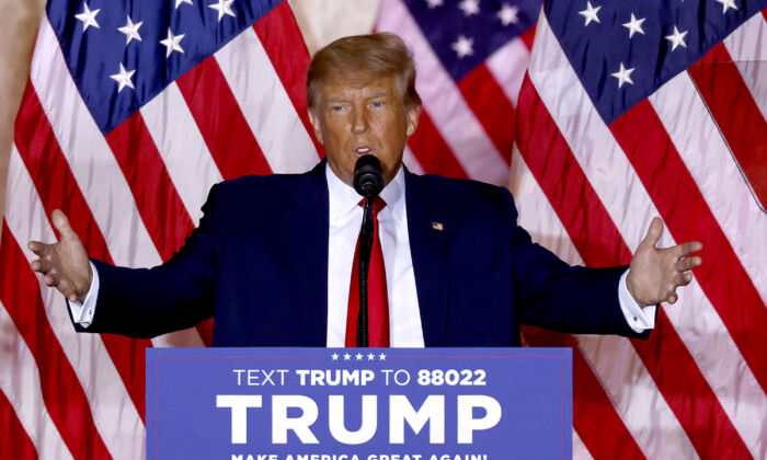 Cựu Tổng thống Donald Trump tuyên bố ông sẽ tranh cử tổng thống trong cuộc bầu cử tổng thống Hoa Kỳ năm 2024 trong buổi thông báo tại dinh thự Mar-a-Lago của ông ở Palm Beach, Florida, hôm 15/11/2022. (Ảnh: Alon Skuy/AFP qua Getty Images)