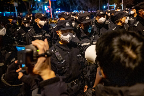 Các công an đứng gác trong một cuộc biểu tình ở Bắc Kinh, Trung Quốc, hôm 28/11/2022. (Ảnh: Bloomberg)