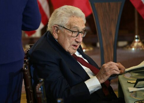 Cựu Ngoại trưởng Hoa Kỳ Henry Kissinger dự tiệc trưa tại Bộ Ngoại giao Hoa Kỳ ở Hoa Thịnh Đốn, hôm 01/12/2022. (Ảnh: Roberto Schmidt/AFP qua Getty Images)