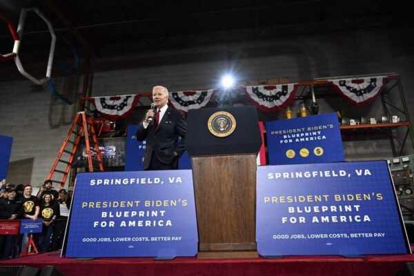 Tổng thống Hoa Kỳ Joe Biden nói về nền kinh tế Hoa Kỳ tại Steamfitters Local 602 ở Springfield, Virginia, hôm 26/01/2023. (Ảnh: Andrew Caballero-Reynolds/AFP qua Getty Images)
