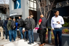 Các khách hàng của ngân hàng Silicon Valley Bank xếp hàng chờ tại trụ sở SVB ở Santa Clara, California, hôm 13/03/2023. (Ảnh: Noah Berger/AFP/Getty Images)