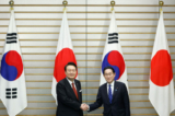 Tổng thống Nam Hàn Yoon Suk Yeol (trái) và Thủ tướng Nhật Bản Fumio Kishida bắt tay trước cuộc gặp thượng đỉnh tại dinh chính thức của thủ tướng ở Tokyo hôm 16/03/2023. (Ảnh: Kiyoshi Ota/Getty Images)