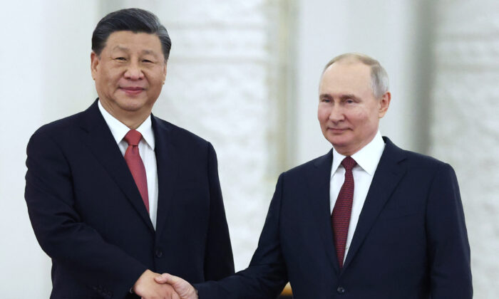 Tổng thống Nga Vladimir Putin gặp nhà lãnh đạo Trung Quốc Tập Cận Bình tại Điện Kremlin ở Moscow hôm 21/03/2023. (Ảnh: Sergei Karpukhin/Sputnik/AFP qua Getty Images)