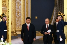 Tổng thống Nga Vladimir Putin và lãnh đạo Trung Quốc Tập Cận Bình bước vào một hội trường trong cuộc hội đàm tại Điện Kremlin ở Moscow hôm 21/03/2023. (Ảnh: Alexey Maishev/ Sputnik/AFP qua Getty Images)