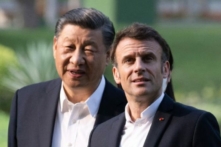Tổng thống Pháp Emmanuel Macron (phải) nảy sinh những ý tưởng kỳ quặc ​​gây chia rẽ sau khi đến thăm lãnh đạo Trung Quốc Tập Cận Bình (trái). Bức ảnh được chụp khi cả hai nhà lãnh đạo đang đi dạo trong khu vườn của dinh tỉnh trưởng Quảng Đông, hôm 07/04/2023. (Ảnh: Jacques Witt/Pool/AFP qua Getty Images)