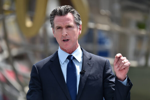 Thống đốc tiểu bang California Gavin Newsom trò chuyện trong một cuộc họp báo ở Universal City, California, hôm 15/06/2021. (Ảnh: Alberto E. Rodriguez/Getty Images)