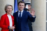 Chủ tịch Ủy ban Âu Châu Ursula von der Leyen (trái) và Tổng thống Pháp Emmanuel Macron. Ảnh tượng trưng. (Ảnh: Thierry Chesnot/Getty Images)
