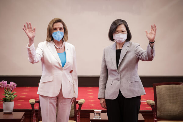 (Từ trái qua phải) Chủ tịch Hạ viện Hoa Kỳ Nancy Pelosi (Dân Chủ-California) chụp ảnh chung với Tổng thống Đài Loan Thái Anh Văn tại văn phòng tổng thống ở Đài Bắc, Đài Loan, hôm 03/08/2022. (Ảnh: Tư liệu/Getty Images)
