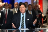 Người chủ trì chương trình Fox News, ông Tucker Carlson, nói chuyện trong Lễ trao giải Fox Nation Patriot Awards 2022 ở Hollywood, Florida, ngày 17/11/2022. (Ảnh: Jason Koerner/Getty Images)