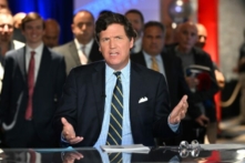 Người chủ trì chương trình Fox News, ông Tucker Carlson, nói chuyện trong Lễ trao giải Fox Nation Patriot Awards 2022 ở Hollywood, Florida, ngày 17/11/2022. (Ảnh: Jason Koerner/Getty Images)