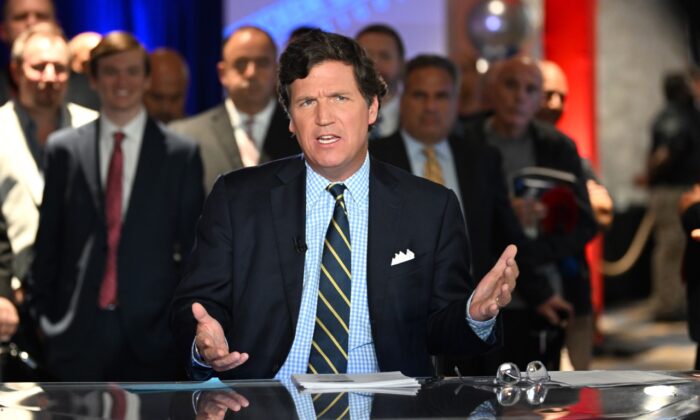 Người chủ trì chương trình Fox News, ông Tucker Carlson, nói chuyện trong Lễ trao giải Fox Nation Patriot Awards 2022 ở Hollywood, Florida, ngày 17/11/2022. (Ảnh: Jason Koerner/Getty Images)