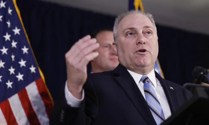 Lãnh đạo Đa số Hạ viện Steve Scalise (Cộng Hòa-Louisiana) trình bày trong một cuộc họp báo tại trụ sở Ủy ban Quốc gia Đảng Cộng Hòa trên Capitol Hill ở Hoa Thịnh Đốn, hôm 25/01/2023. (Ảnh: Anna Moneymaker/Getty Images)