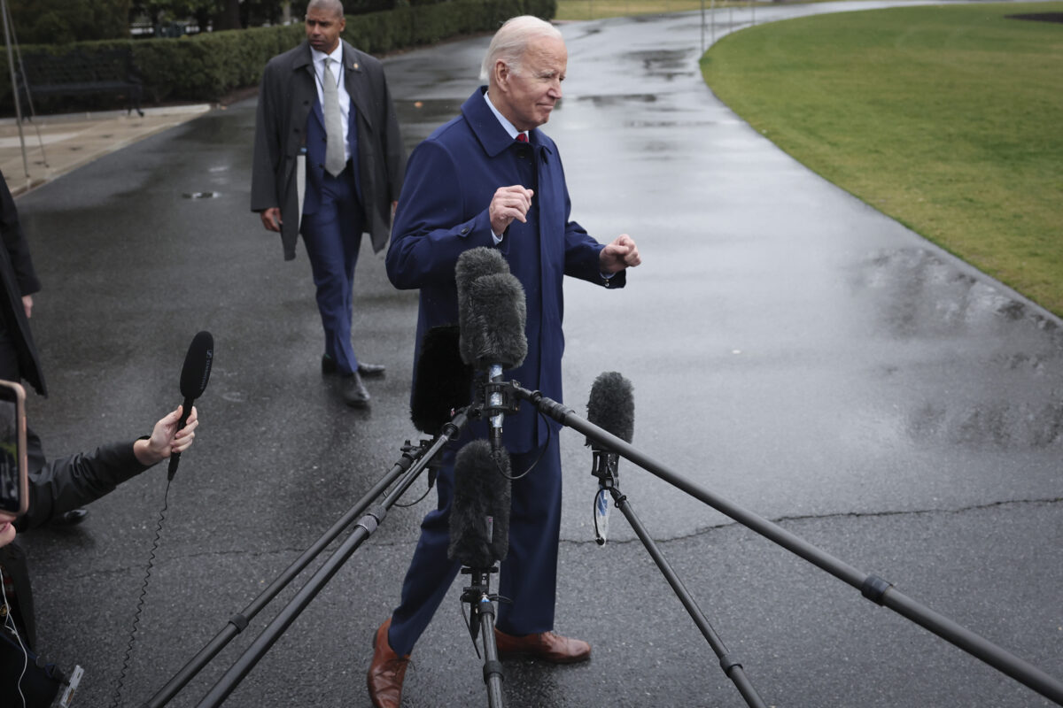 Tổng thống Joe Biden nói chuyện với các phóng viên khi ông rời khỏi Tòa Bạch Ốc ở Hoa Thịnh Đốn, hôm 03/03/2023. Theo lịch trình, hôm nay ông Biden sẽ về tư gia của ông ở Wilmington, Delaware. (Ảnh: Win McNamee/Getty Images)