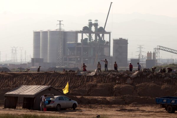 Một nhà máy lọc đất hiếm gần thành phố Bao Đầu, Mông Cổ, bên rìa sa mạc Gobi. Hầu hết đất hiếm của Trung Quốc đến từ Bao Đầu nơi dồi dào khoáng sản. (Ảnh: Ed Jones/AFP/Getty Images)