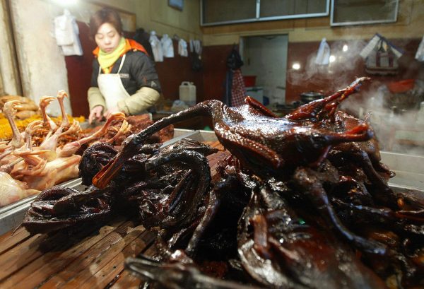 Vịt và gà nấu chín được bày bán trên một quầy hàng ở một khu chợ tại Bắc Kinh vào ngày 30/01/2004. (Ảnh: Frederic J. Brown/AFP/Getty Images)
