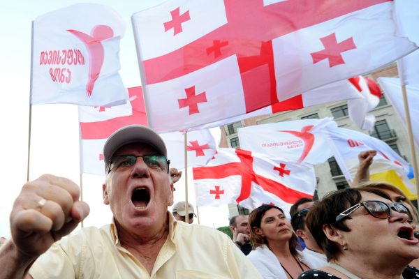 Người biểu tình vẫy quốc kỳ Georgia, còn được gọi là Cờ Ngũ Thập, khi họ tham gia một cuộc biểu tình chống Nga ở Tbilisi vào ngày 18/07/2015. (Ảnh: Vano Shlamov/AFP/Getty Images)