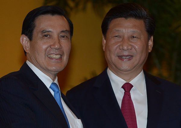 Lãnh đạo Trung Quốc Tập Cận Bình (phải) và Tổng thống đương thời của Đài Loan Mã Anh Cửu (trái) tại khách sạn Shangri-la ở Singapore vào ngày 07/11/2015. (Ảnh: Mohd Rasfan/AFP/Getty Images)