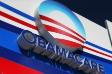 Một biểu tượng của Obamacare tại văn phòng công ty Bảo hiểm UniVista ở Miami vào ngày 15/12/2015. (Ảnh: Joe Raedle/Getty Images)