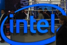 Logo của đại công ty bán dẫn Intel của Hoa Kỳ được trưng bày tại hội chợ Kinh doanh Kỹ thuật số CEBIT ở Hanover, miền trung nước Đức, hôm 15/03/2016. (Ảnh: John Macdougall/AFP/Getty Images)
