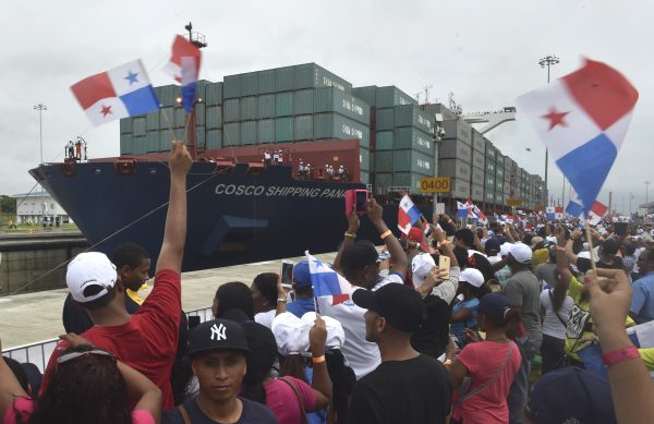 Tàu buôn Cosco Shipping Panama do Trung Quốc thuê đi qua kênh đào mới Agua Clara Locks trong lễ khánh thành mở rộng Kênh đào Panama. (Ảnh: Rodrigo Arangua/AFP/Getty Images)