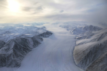 Quang cảnh một dòng sông băng nhìn từ phi cơ nghiên cứu Operation IceBridge của NASA phía trên đảo Ellesmere, Canada, ngày 29/03/2017. (Ảnh: Mario Tama/Getty Images)