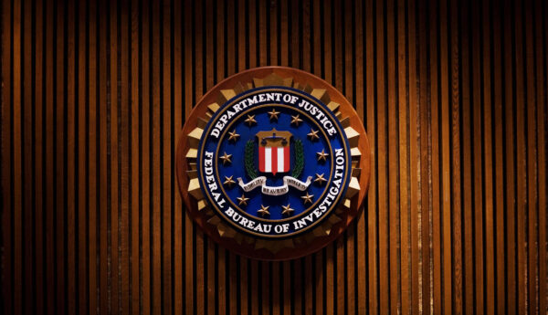 Biểu tượng của Cục Điều tra Liên bang (FBI) bên trong Tòa nhà J. Edgar Hoover của FBI ở thủ đô Hoa Thịnh Đốn, vào ngày 03/08/2007. (Ảnh: Mandel Ngan/AFP qua Getty Images)