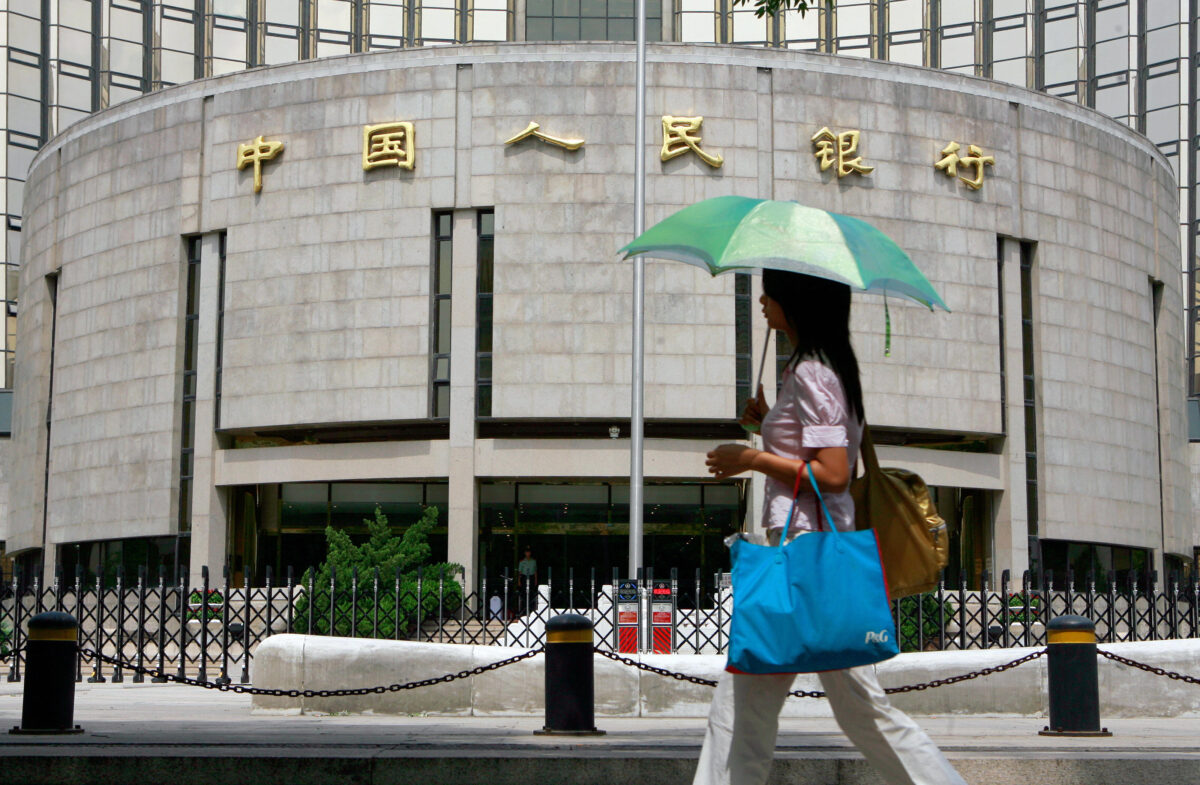 Một người đi bộ ngang qua Ngân hàng Nhân dân Trung Quốc, còn gọi là Ngân hàng Trung ương Trung Quốc, ở Bắc Kinh, hôm 22/08/2007. (Ảnh: Teh Eng Koon/AFP qua Getty Images)
