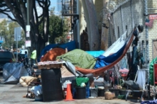Khu Skid Row ở trung tâm thành phố Los Angeles, California vào ngày 20/06/2017. Một đợt bùng phát bệnh Viêm gan A giữa những người vô gia cư và những người sử dụng ma túy bất hợp pháp ở California đã cướp đi sinh mạng của 17 người và khiến hàng trăm người bị nhiễm bệnh. (Ảnh: Frederic J. Brown/AFP/Getty Images)