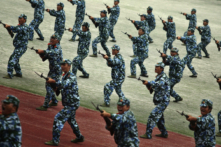 Các tân binh luyện tập các kỹ năng chiến đấu trong một khóa huấn luyện quân sự tại một trường đại học ở huyện Cao Thuần, tỉnh Giang Tô, Trung Quốc, ảnh chụp hôm 25/09/2008. (Ảnh: China Photos/Getty Images)