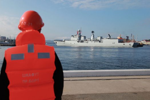 Khu trục hạm mang hỏa tiễn 051C của Lực lượng Hải quân Quân Giải phóng Nhân dân Trung Quốc đến thành phố cảng Vladivostok của Nga, gần biên giới Bắc Hàn, vào ngày 18/09/2017. Trung Quốc và Nga đã tiến hành một cuộc tập trận hải quân liên hợp ở vùng biển tiếp giáp với bán đảo Triều Tiên hồi tuần trước. (Ảnh: STR/AFP/Getty Images)