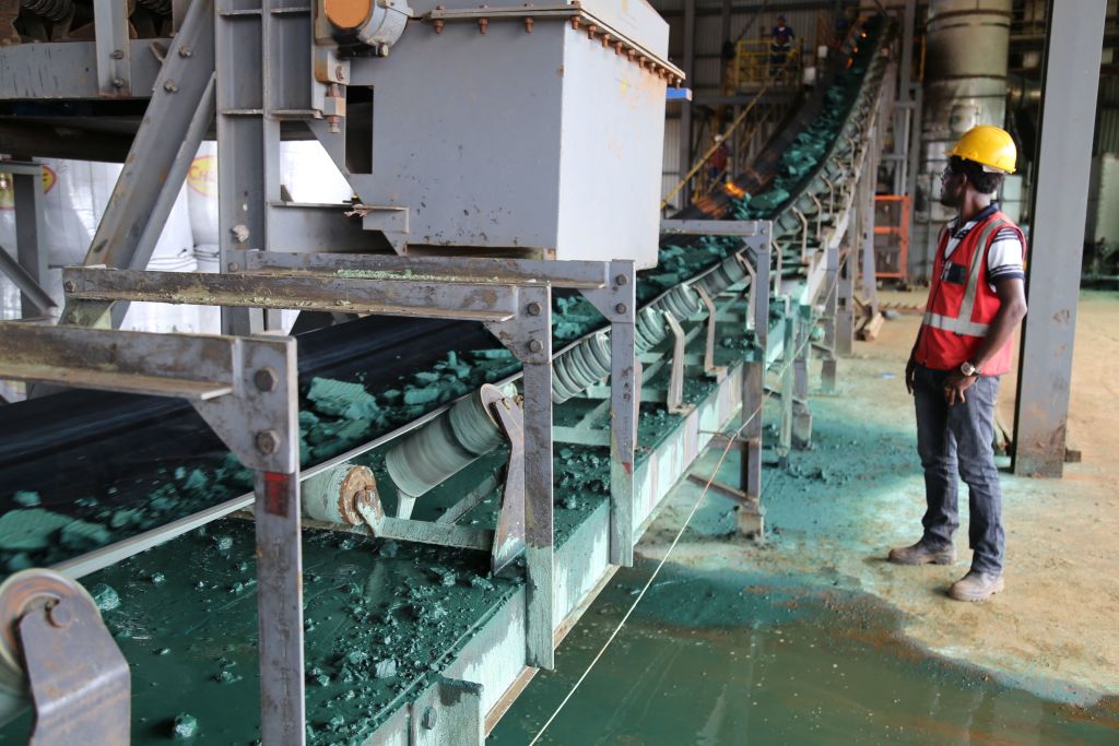 Một người đàn ông quan sát băng chuyền chất đầy những khối cobalt thô tại một nhà máy ở Lubumbashi, Congo, vào ngày 16/02/2018. Lượng cobalt này chủ yếu sẽ được xuất cảng sang Trung Quốc để tinh chế. (Ảnh: Samir Tounsi/AFP qua Getty Images)