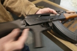 Một thiết bị bump stock được lắp vào súng AK-47 và chuyển động của nó được trình diễn tại Good Guys Gun and Range ở Orem, Utah vào ngày 21/02/2018. (Ảnh: George Frey/Getty Images)