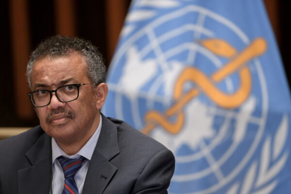 Tổng Giám đốc Tổ chức Y tế Thế giới (WHO) Tedros Adhanom Ghebreyesus tham dự một cuộc họp báo do Hiệp hội Ký giả Liên Hiệp Quốc tại Geneva (ACANU) tổ chức trong bối cảnh dịch COVID-19 bùng phát, do virus corona mới gây ra, tại trụ sở của WHO ở Geneva, Thụy Sĩ, vào ngày 03/07/2020. (Ảnh: Fabrice Coffrini/Pool qua Reuters)