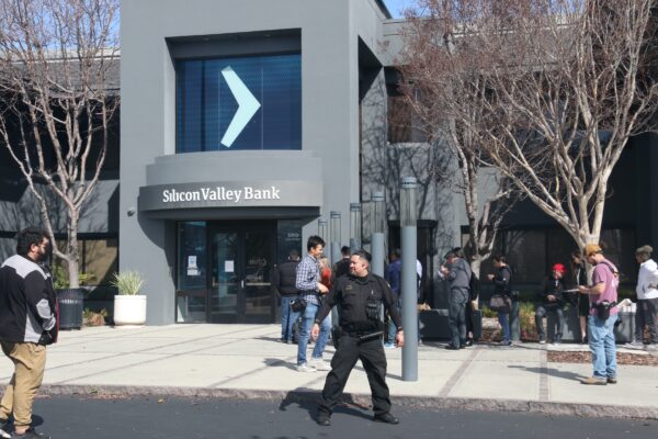 Khách hàng xếp hàng chờ bên ngoài trụ sở ngân hàng Silicon Valley Bank đã bị đóng cửa ở Santa Clara, California, hôm 13/03/2023. (Ảnh: Vivian Yin/The Epoch Times)