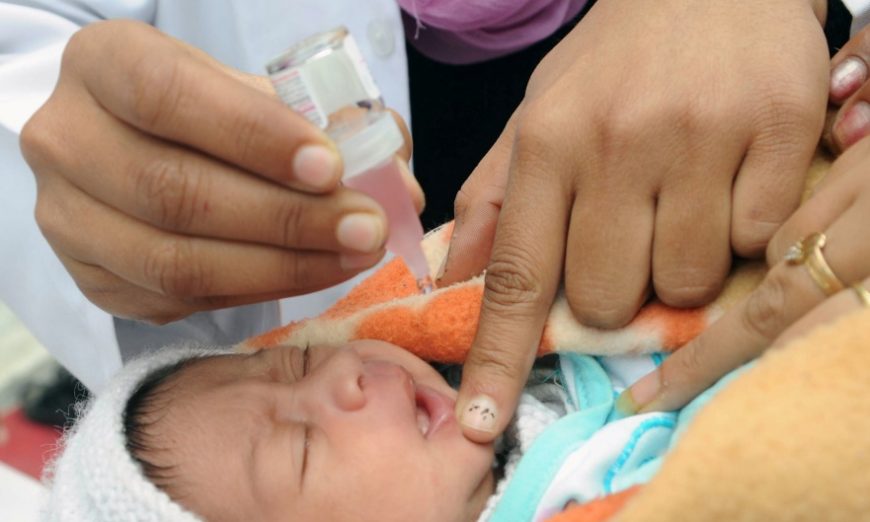 Niềm tin về vaccine dành cho trẻ em giảm hơn một phần ba trong đại dịch. (Ảnh: Narinder Nanu/AFP/Getty)