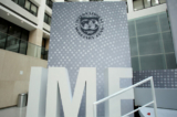 Logo của Quỹ Tiền tệ Quốc tế bên trong trụ sở chính vào cuối cuộc họp thường niên của IMF/Ngân hàng Thế giới tại Hoa Thịnh Đốn, vào ngày 09/10/2016. (Ảnh: Yuri Gripas/Reuters)