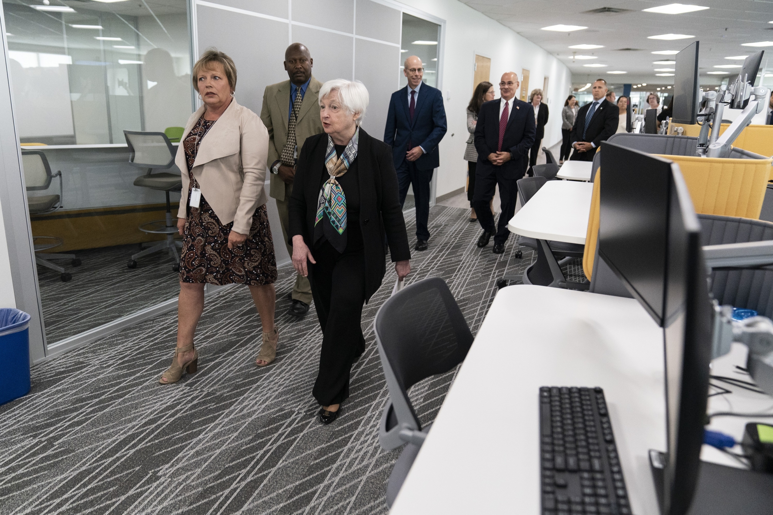 Bộ trưởng Ngân khố Janet Yellen (giữa) tham quan Tòa nhà Liên bang New Carrolton của IRS ở Lanham, Maryland, hôm 15/09/2022. (Ảnh: Alex Brandon/Ảnh AP)